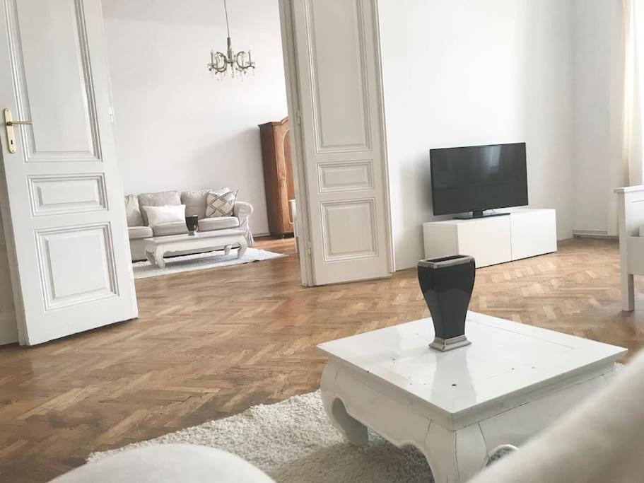 Wiener Altbauwohnung * Wien